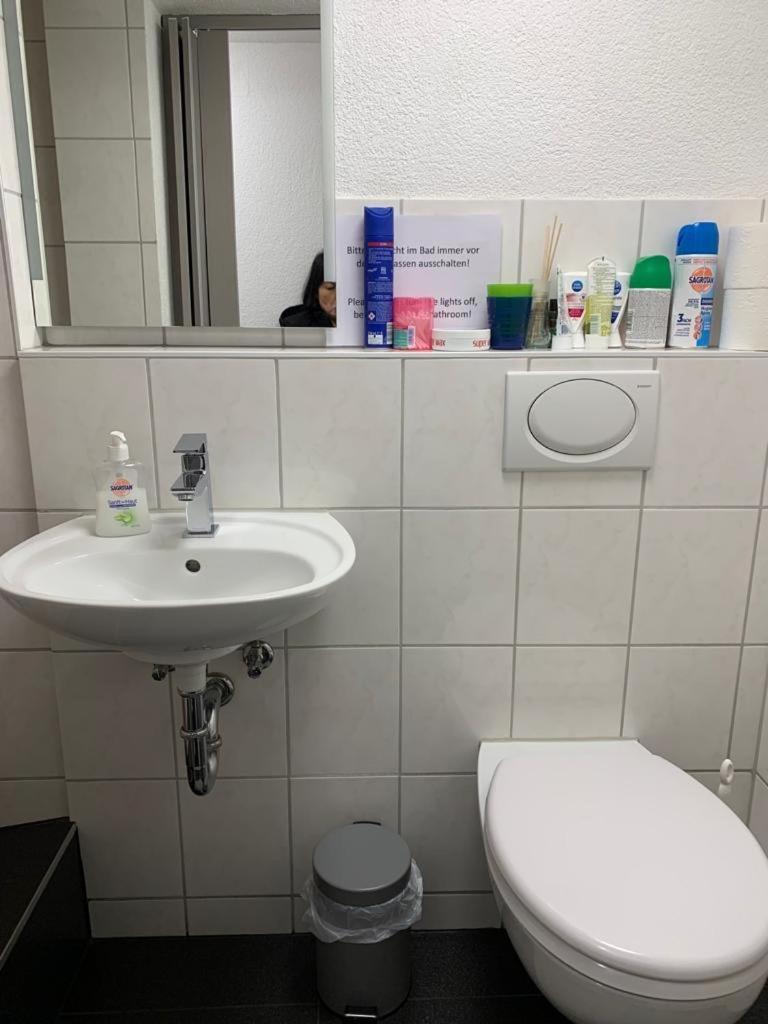 Guenstige Zimmer-Unterkunft Zimmer Mit Gemeinschaftsbad Lörrach Buitenkant foto